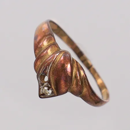 Ring med stenar stl: 18½, ca bredd 1,5-10mm, skev, bucklig, missfärgad, saknar sten. 14K Vikt: 1,8 g