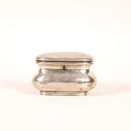 Skrin 1800-talets andra hälft Österrike-Ungern, längd 13,5cm, bredd 10cm, gravyr, låsmekanism i oädel metall, nyckel saknas, silver 800/1000 Vikt: 329,5 g