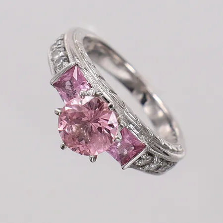 Ring med diamanter 8 x ca 0,03ct samt rosa stenar stl:16, bredd 2,7-7,9mm, vitguld, mönstrad kant, 14K Vikt: 6,2 g