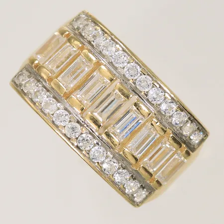 Ring med vita stenar, stl 17½, bredd 4-12mm, ojämn skena, 14K Vikt: 4,7 g
