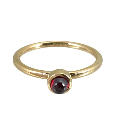 Ring i 8K guld (333/1000), Hans Henrik Nygaard (HHN) Danmark, röd sten, stl:18,0 mm, bredd 1,7 - 5 mm, fint skick Vikt: 1,3 g