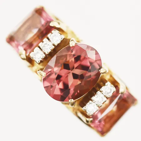 Ring med rosa turmaliner totalt ca 4,00ct samt briljantslipade diamanter 6 x ca 0,02ct, stl: 17½, en klo skadad, 14K guld Vikt: 6,8 g