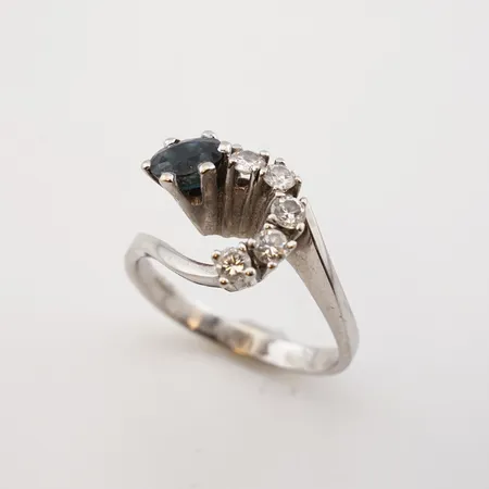 Ring m blå sten och diamanter, vitguld, stl 17(52), bredd 8mm, 18k Vikt: 4,1 g