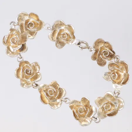 Armband med rosendekor längd 17cm, bredd ca 13mm, 925/1000 silver Vikt: 16,5 g