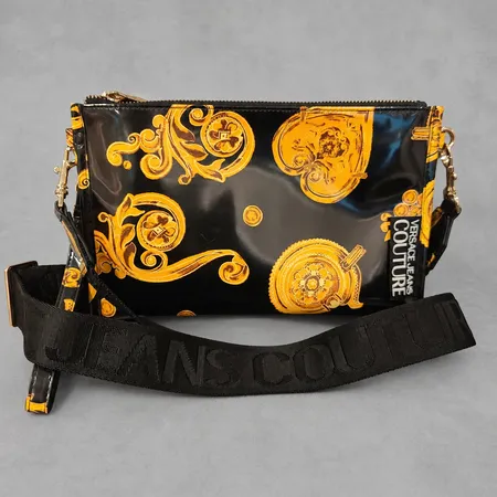 Väska Versace Jeans Couture, mönstrad PVC, höjd 16cm bredd 26cm, avtagbar axelrem, skavmärken och visst materialbortfall på PVC samt beslag. 