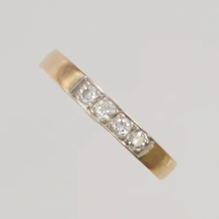 Alliansring med diamanter 4x0,05ct graverad stl16,5 bredd:2,8mm 18K 3,0g.