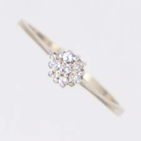 Ring med diamanter 7x ca 0,01ct stl:16, bredd 4,8mm, vitguld, 18K Vikt: 1,2 g