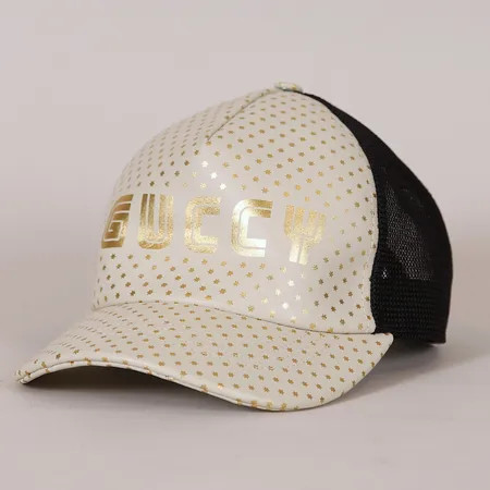 Keps Gucci, gulddetaljer på vitt lammskinn, beslag i gulmetall, stl M/Ø58cm, modell-nr: 426887 202291, justerbar.