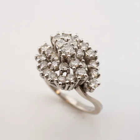 Ring m diamanter, vitguld, stl 16½(52), bredd 15mm, 18k, 1 sten saknas Vikt: 7,2 g