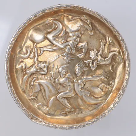 Coaster med dekor av Carl Milles, defekt, bucklor, borttagen bakelit, GAB, år 1949, 830/1000 silver Vikt: 54 g
