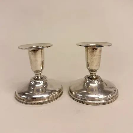 Ett par ljusstakar höjd 7cm, Ceson, år1982, fylld botten, lätta bucklor 830/1000 silver. Bruttovikt 233,9g Vikt: 233,9 g