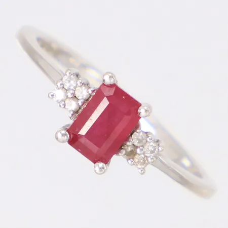 Ring med syntetisk rubin och diamanter 8x ca 0,005ct stl:17¼, bredd 6,8mm, vitguld, 14K Vikt: 2,4 g