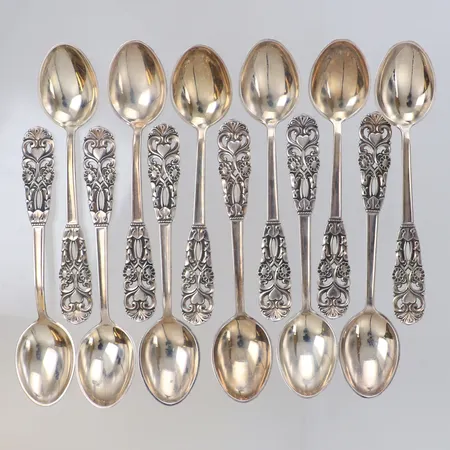 12 Skedar med floral dekor, 11,5cm, Ceson Göteborg år 1975, 830/1000 silver Vikt: 160,3 g