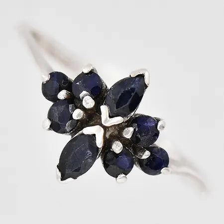 Ring stl:18¾ naggade blå stenar silver 830/1000 Vikt: 1,7 g