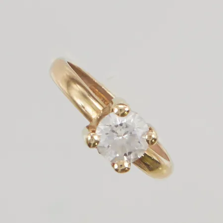 Ring med sten stl:15,5 bredd:2,5-6,4 mm 18K 1,1g.