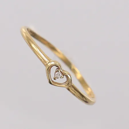 Ring med kubisk zirkonia ca stl:18, skev, gravyr, GHA, 18K Vikt: 0,9 g