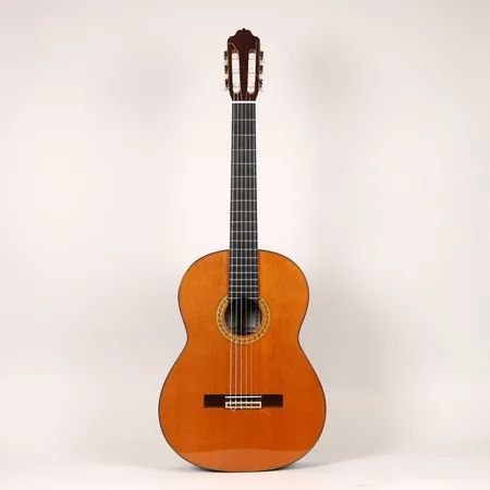 Gitarr aukustisk Esteve 7SR, cederträ, tillverkad i Spanien, hårt fodral med nycklar.
