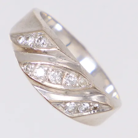 Ring med diamanter 11x ca 0,01-0,03ct totalt 0,29ct enligt gravyr stl:17½, bredd 7,8mm, Guldvaruaktiebolaget G. Dahlgren & Co Ab vitguld, 18K Vikt: 6,7 g