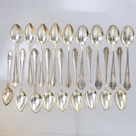 18 Skedar i olika modeller, gravyrer, 830/1000 silver Vikt: 278,4 g