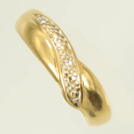 Ring med mönster och vit sten, stl ca 17 bredd 3-6mm (skev skena) 18K, 1,4g 
