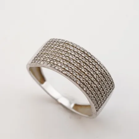 Ring m vita stenar, vitguld, stl 18½(58), bredd 9mm, 18k Vikt: 3,8 g