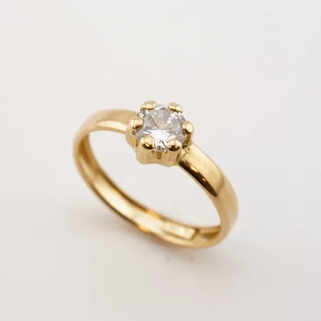 Ring m vit sten, stl 16(49), bredd 6mm, 18k Vikt: 1 g
