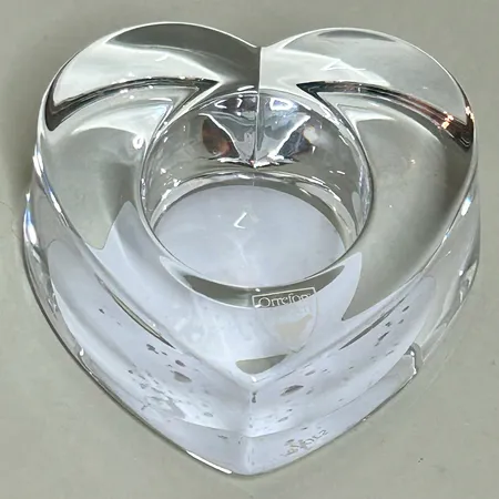 Ljuslykta "My Heart" hjärta Orrefors längd ca 9cm, bredd 9cm, etikettmärkt, klarglas, signerad "Orrefors" Skickas med paket.