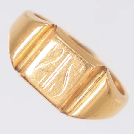 Klackring med monogramgravyr, stl 18½, bredd 9,7mm, gravyr, 18K Vikt: 6,1 g