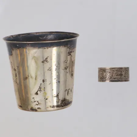 Bägare och ring, defekt, gravyr, 830-925/1000 silver Vikt: 19,2 g