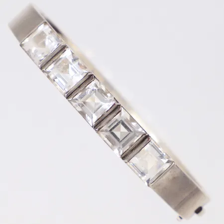 Armband Wiwen Nilsson med slipade bergkristaller, stelt, öppningsbart, Ø ca 45-55mm, signerat AN Lund år 1958, mittsten med 2 större hörnnagg, bruksskick, 925/1000 silver Vikt: 30,1 g