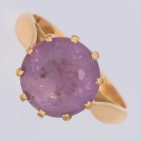 Ring troligen ametist stl:16¾ KAV, 18K Vikt: 4,8 g