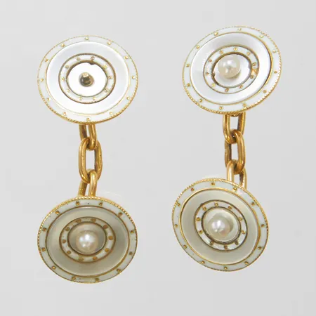 Ett par manschettknappar med emalj samt odlade pärlor, Ø13mm, saknar pärla, 18K, brv: 7,1g.