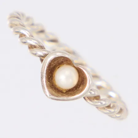Ring med pärla, stl:16¼, bredd 5,9mm, stämplad HHN, XS I, möjligen Hans Henrik Nygaard, 925/1000 silver Vikt: 1,6 g