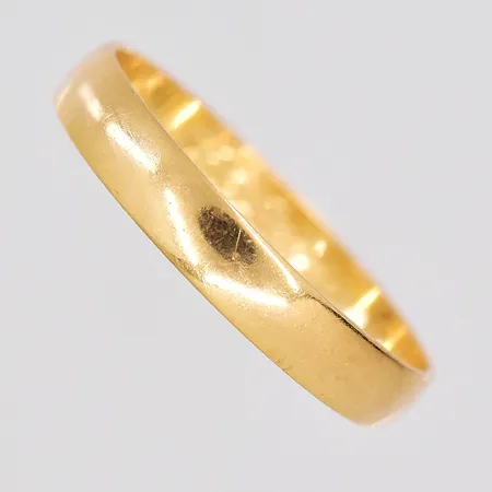Ring stl:19¼ bredd 3,5mm graverad Schalins 18K Vikt: 2,2 g