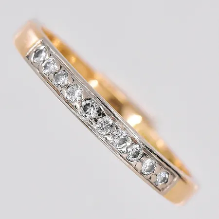 Ring diamanter 0,15ctv enligt gravyr stl:18 slitna klor 18K Vikt: 2,4 g