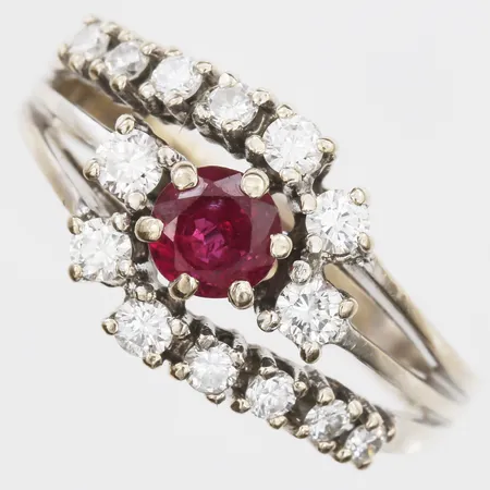 Ring med rubin ca 0,68ct samt briljantslipade diamanter totalt ca 0,40ct, stl: 17½, stämplad 750 samt kattfot, 18K vitguld Vikt: 4,9 g
