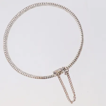 Armband med mönstrad dekor, halvstelt, Ø ca 55mm, bredd 9,9mm, säkerhetskedja, 835/1000 silver Vikt: 30,4 g