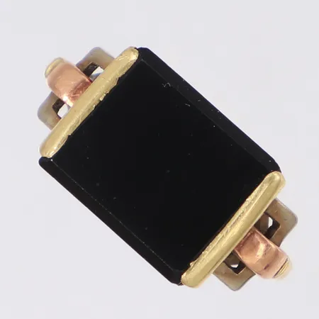 Ring med onyxplatta stl:16, bredd 10mm, ostämplad, 14K Vikt: 3,6 g
