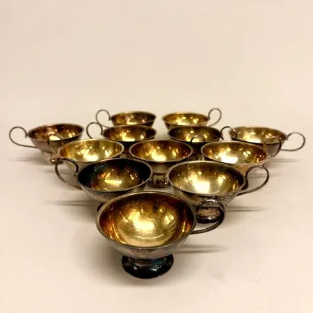 12 Punchbägare med hamrad dekor, förgylld insida, något skeva, 1 med bucklor, 830/1000 silver Vikt: 455,3 g