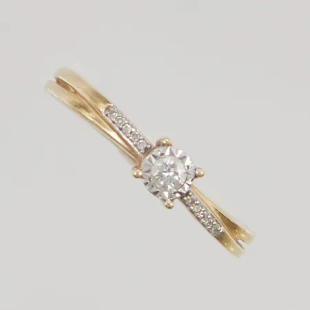 Ring GHA med diamanter ca 0,15ctv stl18 bredd:1,5-4,1mm 18K 2,4g.
