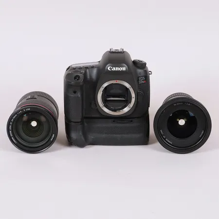 Kamerahus Canon EOS 5DSR med två objektiv och batterigrepp, modellnr DS126611, snr 063021002003, batterigrepp Canon snr 4102001784, objektiv Canon EF 24-70mm f/2,8 L II USM, snr 9600013301, Canon EF 16-35mm f/2,8L II USM, snr 3270142 Skickas med postpaket.
