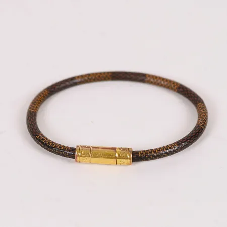 Armband Louis Vuitton Keep It Bracelet, Damier canvas med beslag i gulmetall, stl 18, datecode: BC0230, Spanien 2020, färgbortfall på förgyllning samt canvas, etui.