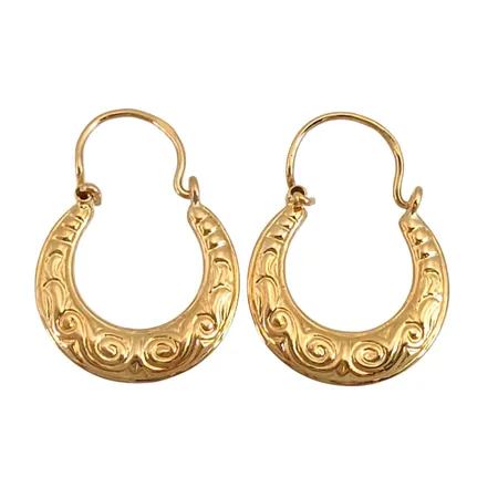 Örhängen Creoler i 18K guld, mönstrad avsmalnande modell, storlek 15 x 21 mm, tjocklek 2,3 mm, fint skick Vikt: 1,4 g
