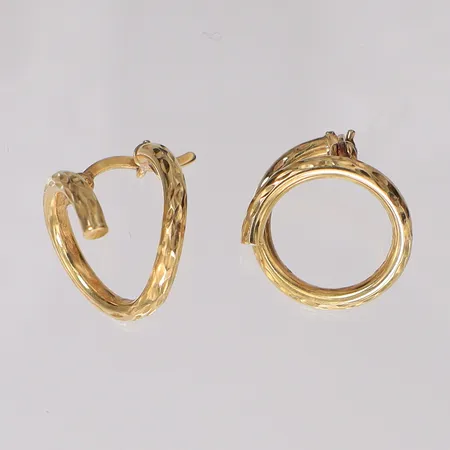 Örhängen hamrade längd ca 13,8, bredd 14,3mm, ojämna stift. 18K Vikt: 1,7 g