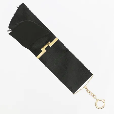 Chatelaine med svart tygband, Guldvaruhuset Aktiebolag, Stockholm år 1945, längd 12cm, bredd 26mm, 18K Vikt: 3,4 g