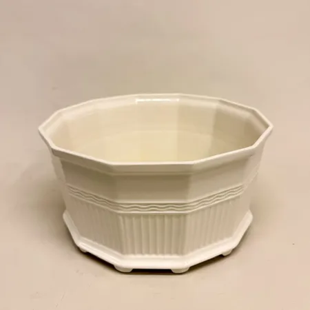 Ytterfoder, Waldemarsuddekruka nr 3, Ø25,5 cm, höjd 13cm, design Prins Eugen år 1915, Rörstrand, vitroporslin Skickas med postpaket.