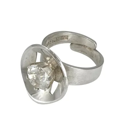 Retro Ring 1970-tal silver 925/1000 Bergkristall, stl:16½ mm, justerbar skena, bredd 6-18,5 mm, dekor mått 15,5x18,5 mm, tillverkare ABD Falköping 1975, fint skick, sten utan anmärkning Vikt: 5,4 g