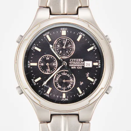 Herrur Citizen titanium chronograph WR100 Ø ca 38mm quartz refnr: 460591 serienr: 6870-H31179 hst repigt glas titaniumlänk inga tillbehör