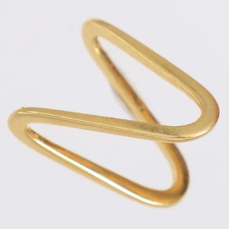 Ring v formad stl:13¾, bredd 24mm, 18K Vikt: 3,4 g