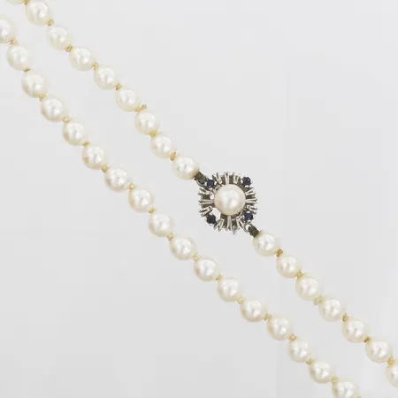 Pärlcollier med odlade saltvattenspärlor Akoya Ø5,5-6mm, längd 67,5cm, lås i vitguld med safirer, 18K Vikt: 30,7 g
